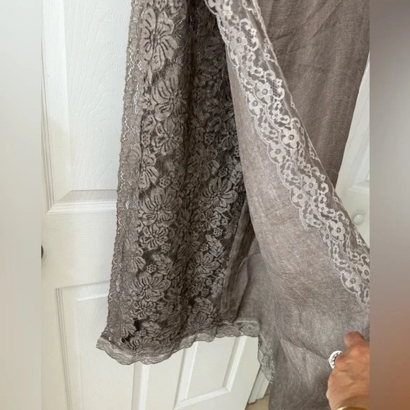 NWT FOULARD BELLA Chic Lace Trim Shawl Grey - Picture 4 of 10